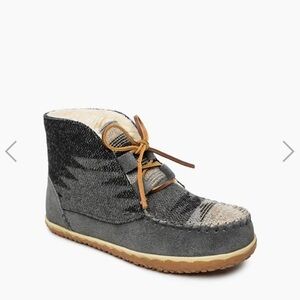 Minnetonka Torrey Indoor/Outdoor Booties
Grey Multi
NWOT
Size 11